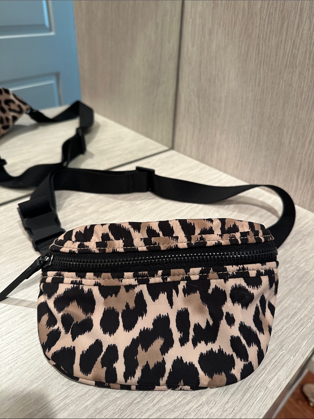 Kate spade nwot animal print
Crossbody Belt Bag - Black and Tan - Picture 2 of 5